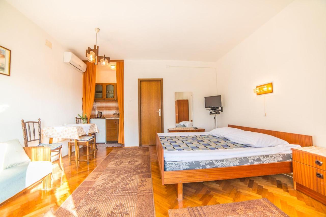 Apartments Antic 4255 Selce Exterior photo